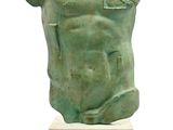 statue représentant un torse masculin sur un socle, avec un fond blanc
