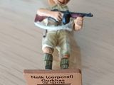 figurine représentant un homme armé, posée sur une table en bois