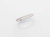 bague en or blanc et diamants sur fond blanc
