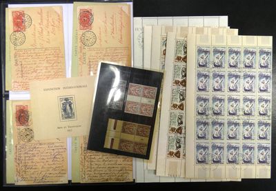 plusieurs types de timbres et d'enveloppes posés sur une table