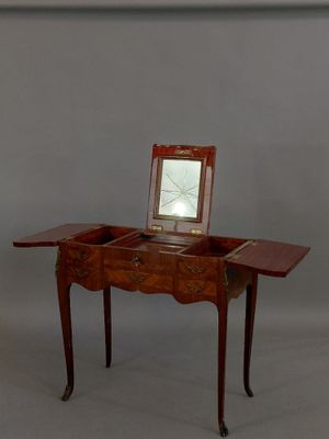 une petite table sur laquelle se trouve un miroir