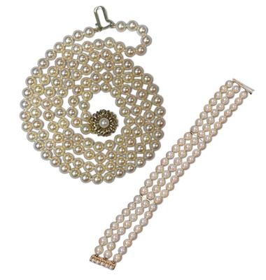 un gros plan sur un collier et un bracelet ornés de perles