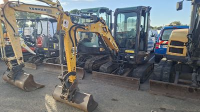 de nombreux engins de chantier de différents types garés sur un parking