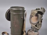 une paire de vieux masques à gaz et une cartouche sur fond blanc
