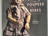 une image représentant un livre sur lequel figure l'illustration d'une poupée