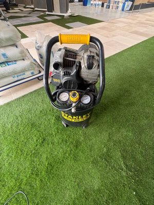 une machine posée sur l'herbe dans la pièce