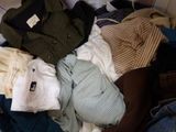 une pile de vêtements sur un lit