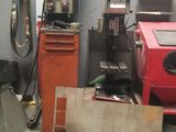 une machine placée au milieu d'une pièce