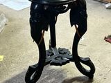 une image représentant une table fabriquée à partir d'une tête d'éléphant