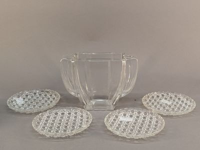 cinq bols en verre et un pichet sur la table
