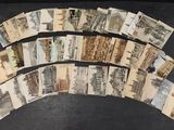 beaucoup de vieilles cartes postales posées sur une table