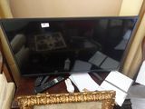 une photo d'un téléviseur à écran plat posé sur une table