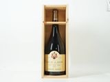 une bouteille de vin dans un coffret en bois sur une table