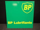 une enseigne verte « BP Lubriants » sur laquelle figure un bouclier jaune