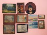 de nombreux tableaux accrochés aux murs de cette pièce