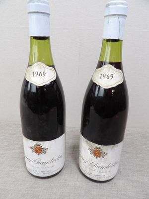 deux bouteilles de vin posées l'une à côté de l'autre sur une table