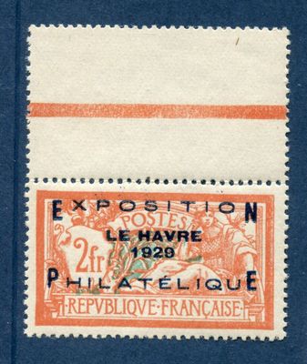 un timbre orange et blanc sur lequel figurent des personnes