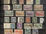 une photo d'une vitrine remplie de timbres