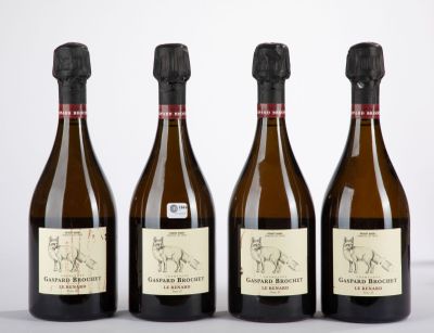 trois bouteilles de vin posées l'une à côté de l'autre sur une table