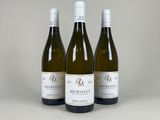 trois bouteilles de vin posées sur une table l'une à côté de l'autre