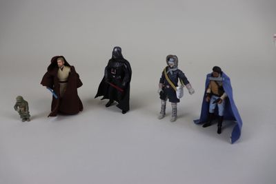 cinq figurines alignées les unes à côté des autres