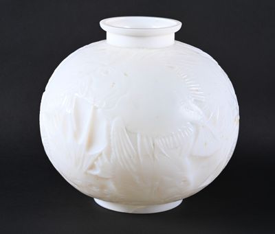 un vase blanc orné d'un motif sur fond noir