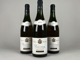 trois bouteilles de vin posées l'une à côté de l'autre sur une table