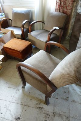 plusieurs chaises et une table dans un salon avec une cheminée