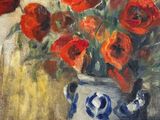 un tableau représentant des fleurs rouges dans un vase bleu et blanc
