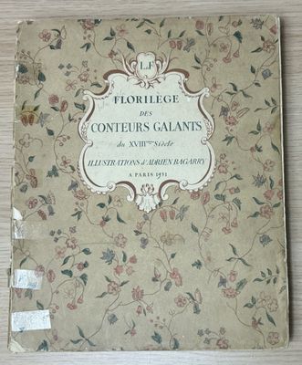 un vieux livre posé sur une table en bois recouverte de fleurs