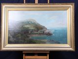 une peinture à l'huile représentant une vue de plage avec un bateau dans l'eau