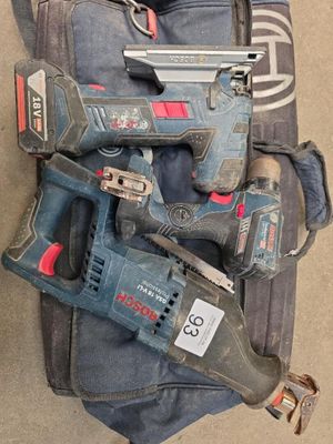 deux perceuses sans fil et un marteau perforateur sans fil posés sur une valise