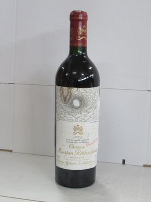 une bouteille de vin posée sur un comptoir