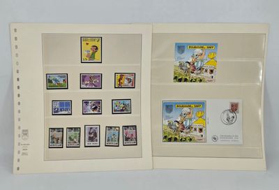 une image représentant un livre ouvert sur lequel figurent des timbres