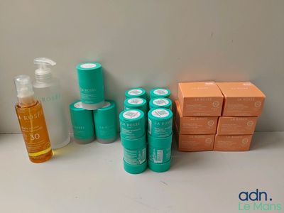 quelques flacons de lotion sont posés sur une table à côté d'une boîte de savon