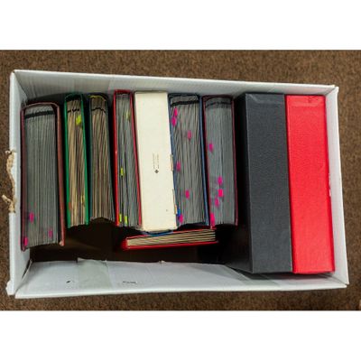 une boîte blanche contenant plusieurs livres