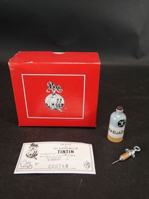 une petite bouteille de Tintin à côté d'une petite bouteille de Tintin