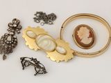 plusieurs bijoux, dont une broche, une bague et une broche