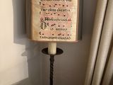 une lampe posée sur une table dans une pièce
