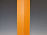 un socle orange avec un plateau noir et une base noire