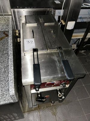 une photo d'une cuisine avec une cuisinière et un plan de travail