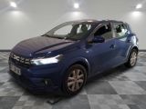 une voiture bleue est garée dans une pièce au sol à carreaux