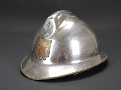 un casque argenté posé sur une table