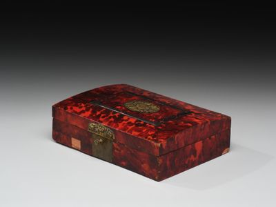 Coffret rectangulaire de forme bombée en placage d'écaille r… - Photo 1