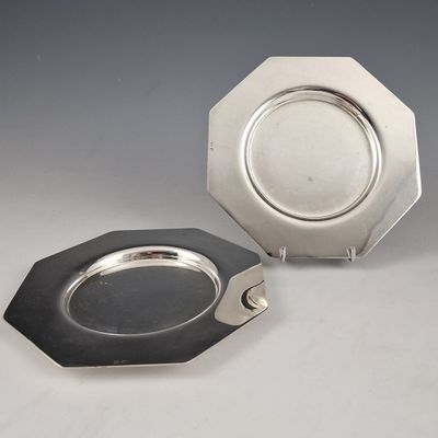 SUITE DE 4 DESSOUS DE CARAFE OCTOGONAUX en métal argenté uni…