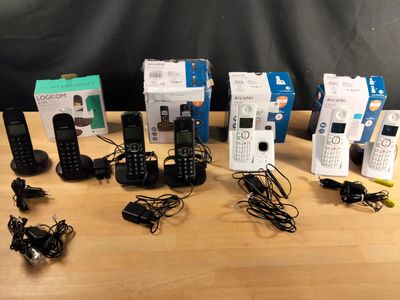 beaucoup de téléphones posés sur une table