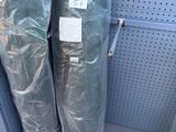 deux paquets de papier toilette sur l'étagère