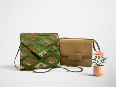 deux sacs et une plante en pot posés sur une surface blanche
