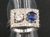 une image représentant une bague sertie de deux saphirs et de diamants