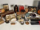 un grand nombre d'objets posés sur une table